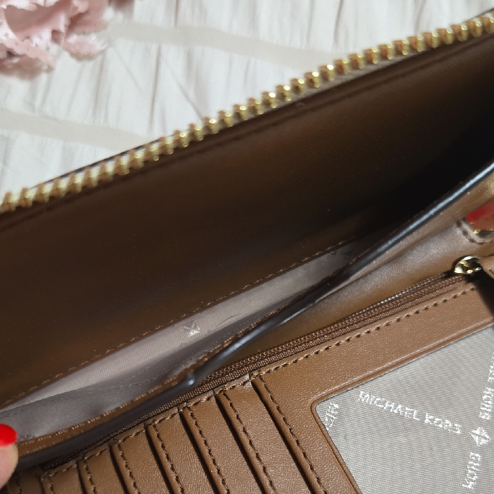 Michael Kors Beige and Gold Wallet - Picture 6 of 9